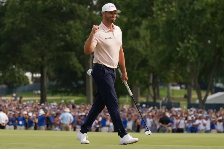Clark holds off McIlroy at BMW Championship